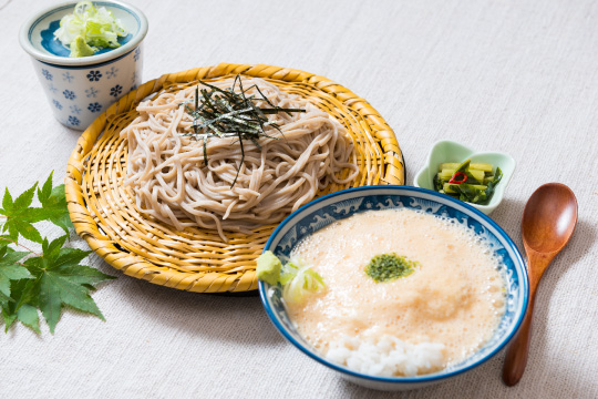 信州の美味しい山芋をふんわりと仕上げた名物とろろ飯とおそばのセット